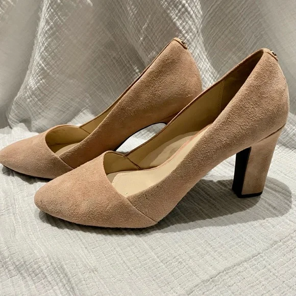 Blush colored suede pumps with thick heel - Picture 1 of 10